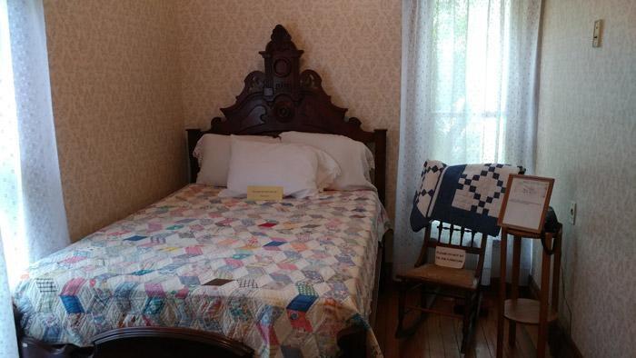 john wayne house bedroom