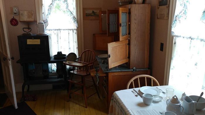 john wayne house kitchen 2