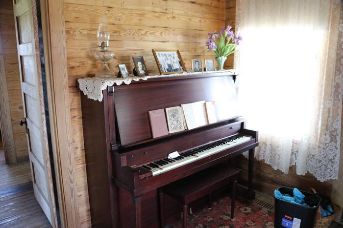 johnny cash family piano