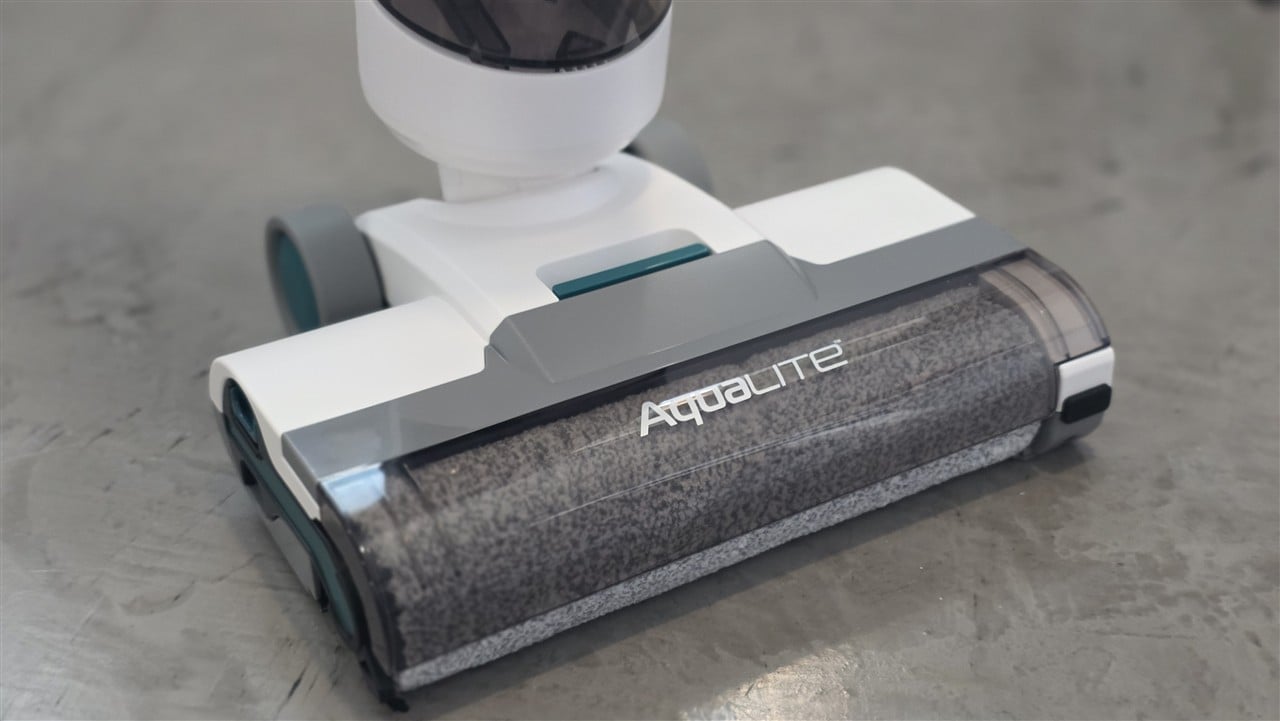 Kenmore AquaLite 3-in-1 cordless wet dry vacuum brushroll close-up on concrete floor