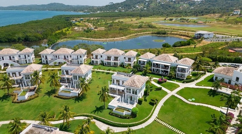 Villas with private pools at Las Verandas in Roatán with the Black Pearl golf course behind