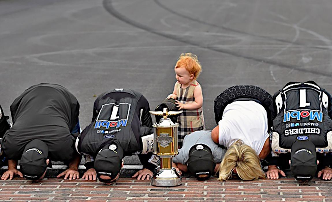 Kevin Harvick and family kissing the bricks at Indianapolis Motor Speedway 2019