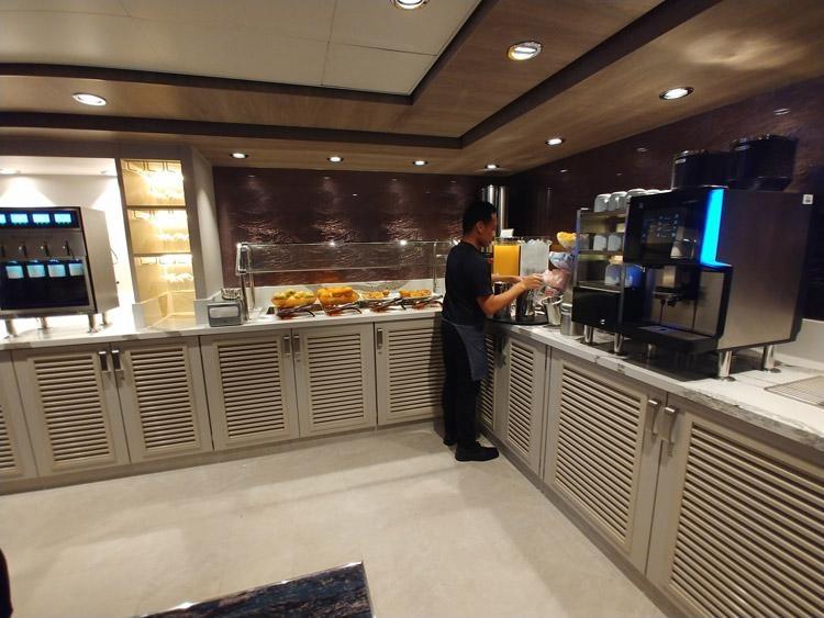 norwegian cruise line studio lounge for solo cruisers on ncl encore