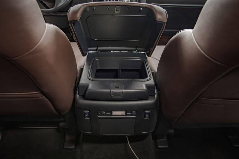 2021 nissan armada center console
