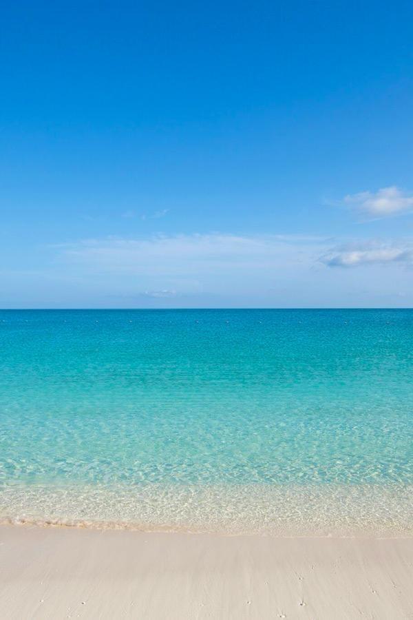 beautiful turquois water at ocean club turks and caicos resort