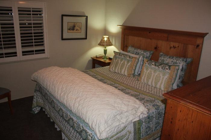 carmel-country-inn-bed-2
