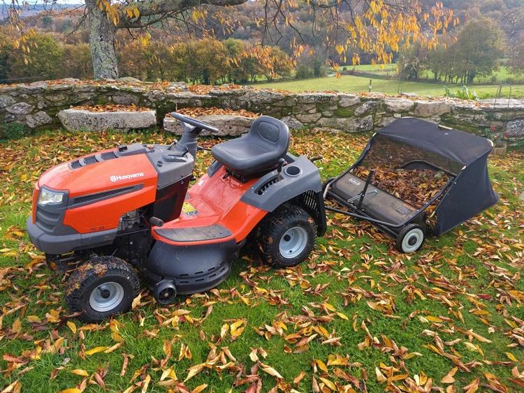 riding lawn mower with leaf catcher