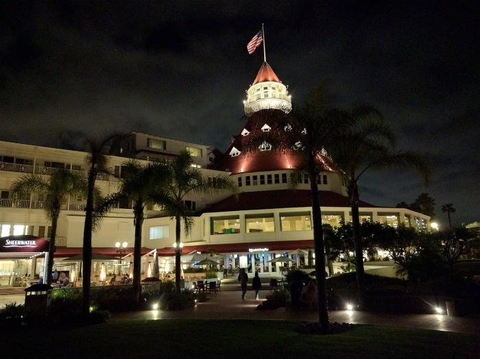 hotel del at night
