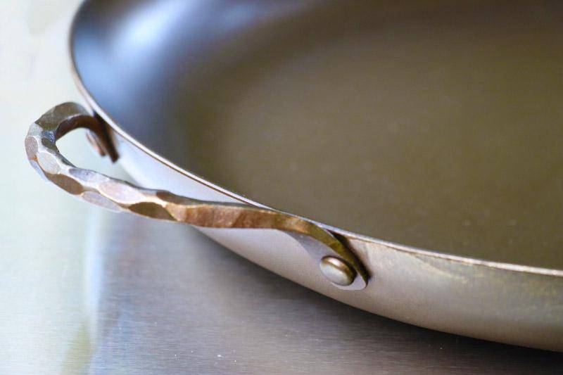 handle of smithey ironware paella pan