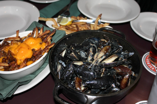 blue-cheese-muscles-poutine