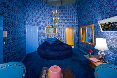 madonna inn blue vous suite with round bed