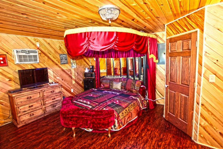 miss kittys heart bed themed rooms at diamonds cabins