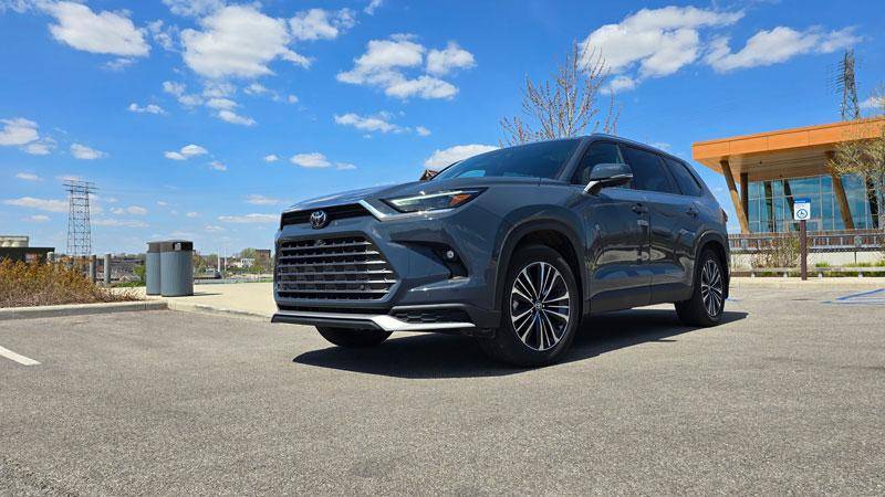 toyota grand highlander at park