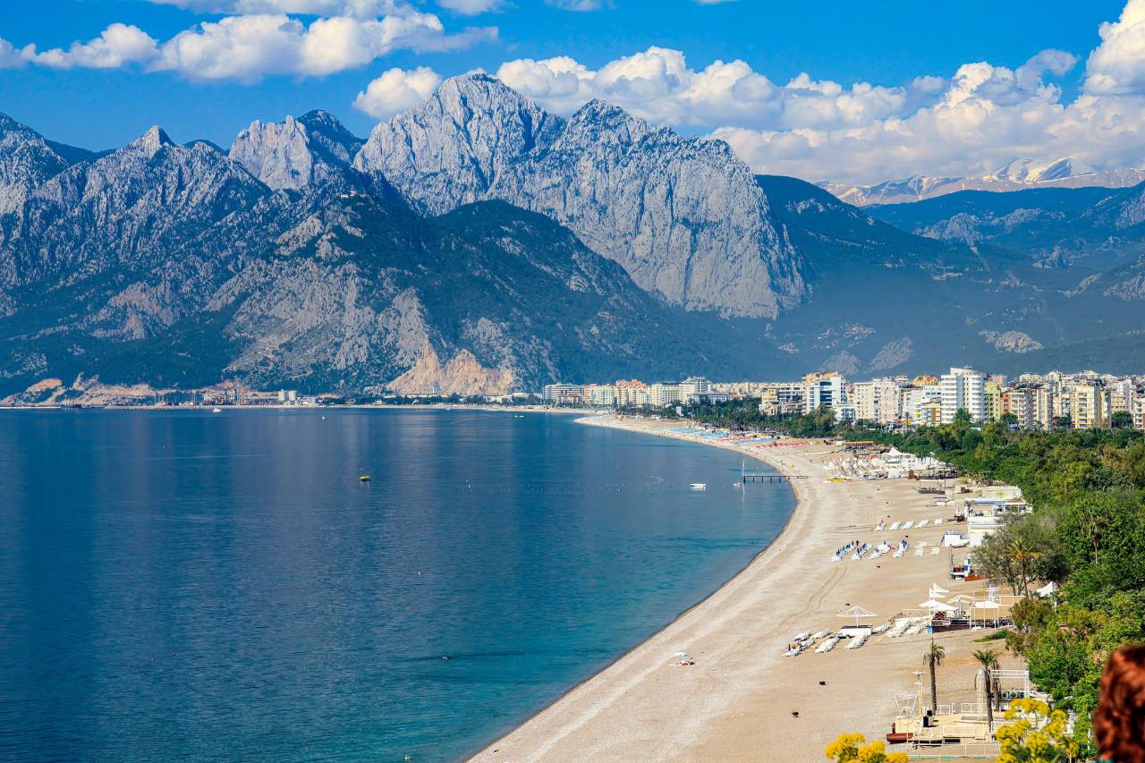 Antalya guys trip - Konyaaltı beach with Beydağları mountains backdrop on the Turkish Riviera