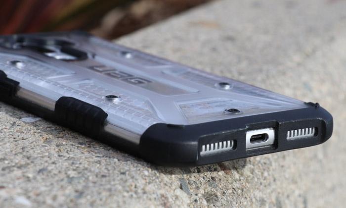 bottom of UAG Urban Amor Gear Huawei Mate 9 phone case