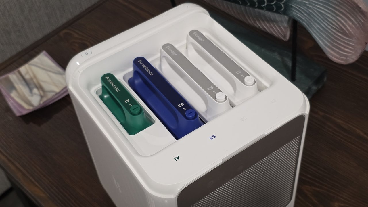UGREEN HomeAgent HA100 seen from above with its four color-coded drive and accelerator sleds