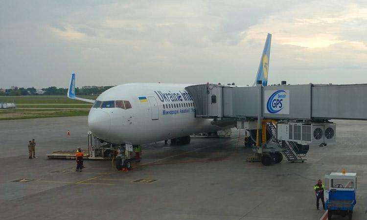 Ukrainian International Airlines 767 at gate in Kiev