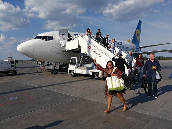 walking off ukrainian airlines 737