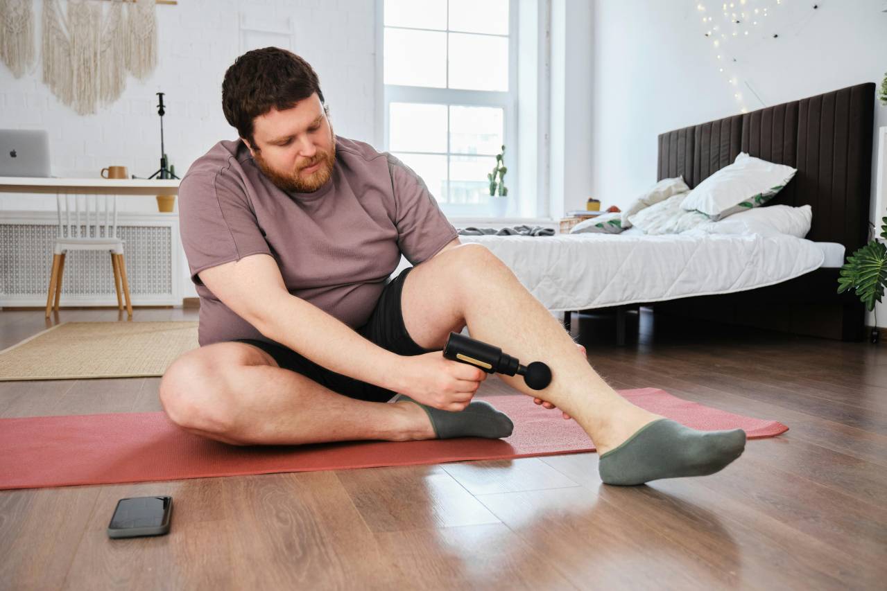 man using vibrating percussion massager