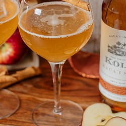 Kōloa Maple and Spice Apple Cider harvest cocktails with fresh apples and cinnamon sticks