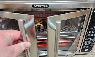 opening the doors on the gourmia xl oven