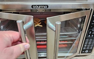 opening the doors on the gourmia xl oven